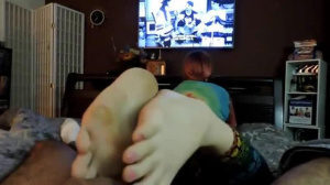 Netter Nerdy Mädchen in den Gläsern Foot 28